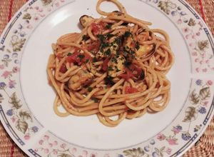 Una foto de Spaghetti integrales en salsa de tomate con mejillones(choritos)