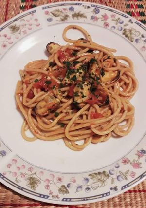 Una foto de Spaghetti integrales en salsa de tomate con mejillones(choritos)