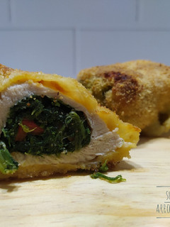 Una foto de Suprema de pollo arrollada y empanada