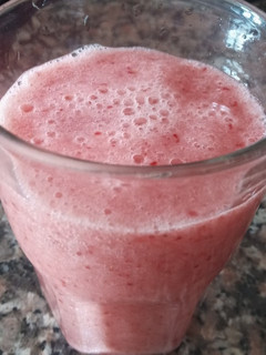Una foto de Licuado de banana y frutilla 🍌🍓