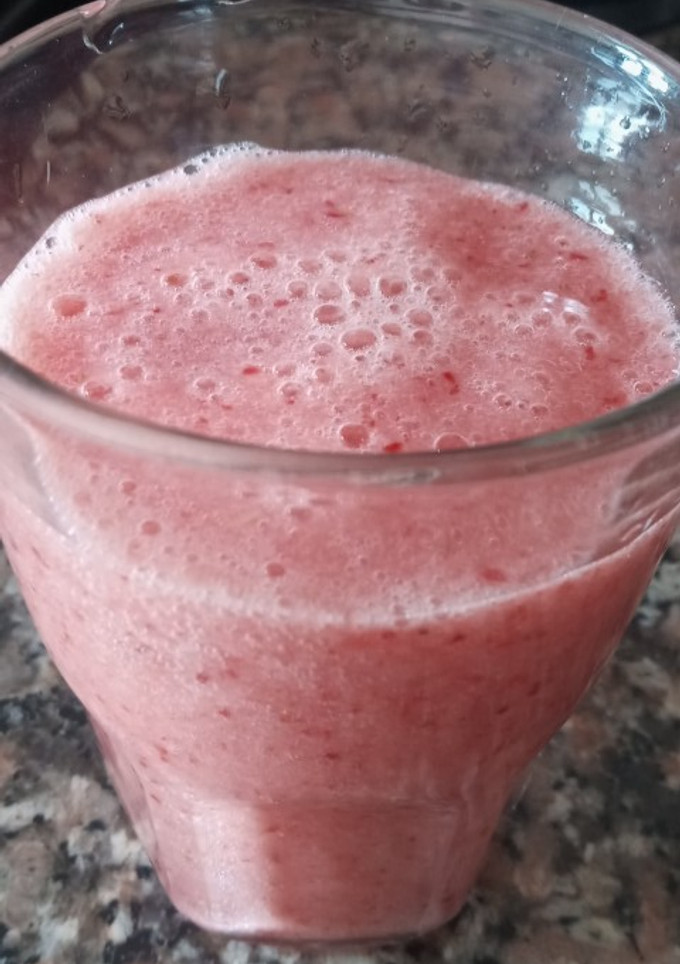 Una foto de Licuado de banana y frutilla 🍌🍓