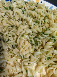 Una foto de Espirales con un toque de pesto