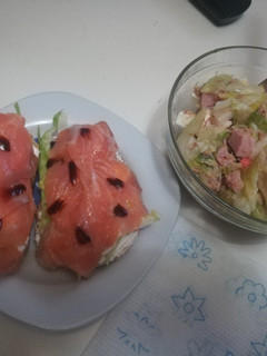 Una foto de Tostas de salmón