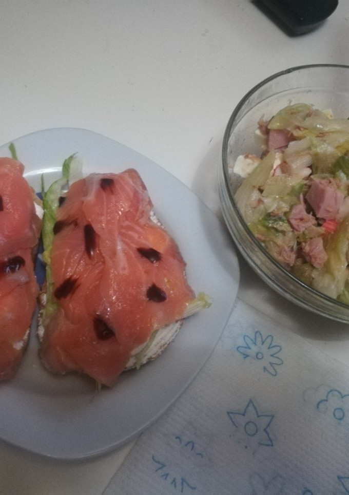 Una foto de Tostas de salmón