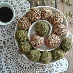 Dates and oats balls A picture of Dates and oats balls.