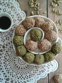 A picture of Dates and oats balls.