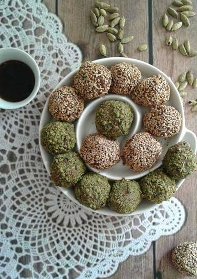 A picture of Dates and oats balls.