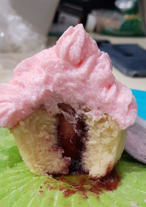 Una foto de Cupcakes de vainilla y rosas con relleno de mermelada