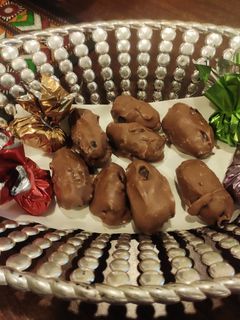 ખજૂર,બદામ ચોકલેટ (Dates almond chocolate recipe in Gujarati) રેસીપી મુખ્ય ફોટો