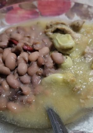 Una foto de Bistec 🥩 en chile verde con habas