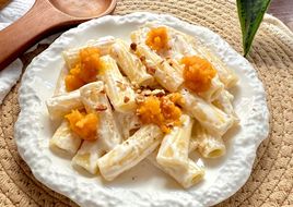 Rigatoni con salsa gorgonzola y calabaza asada