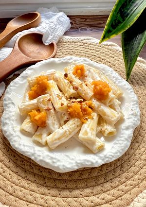 Una foto de Rigatoni con salsa gorgonzola y calabaza asada