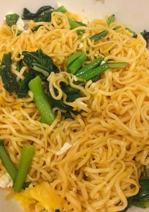 Hình của món Mì xào cải trứng.