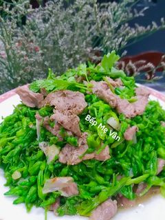 Hình của món Thịt bò xào hoa thiên lý.