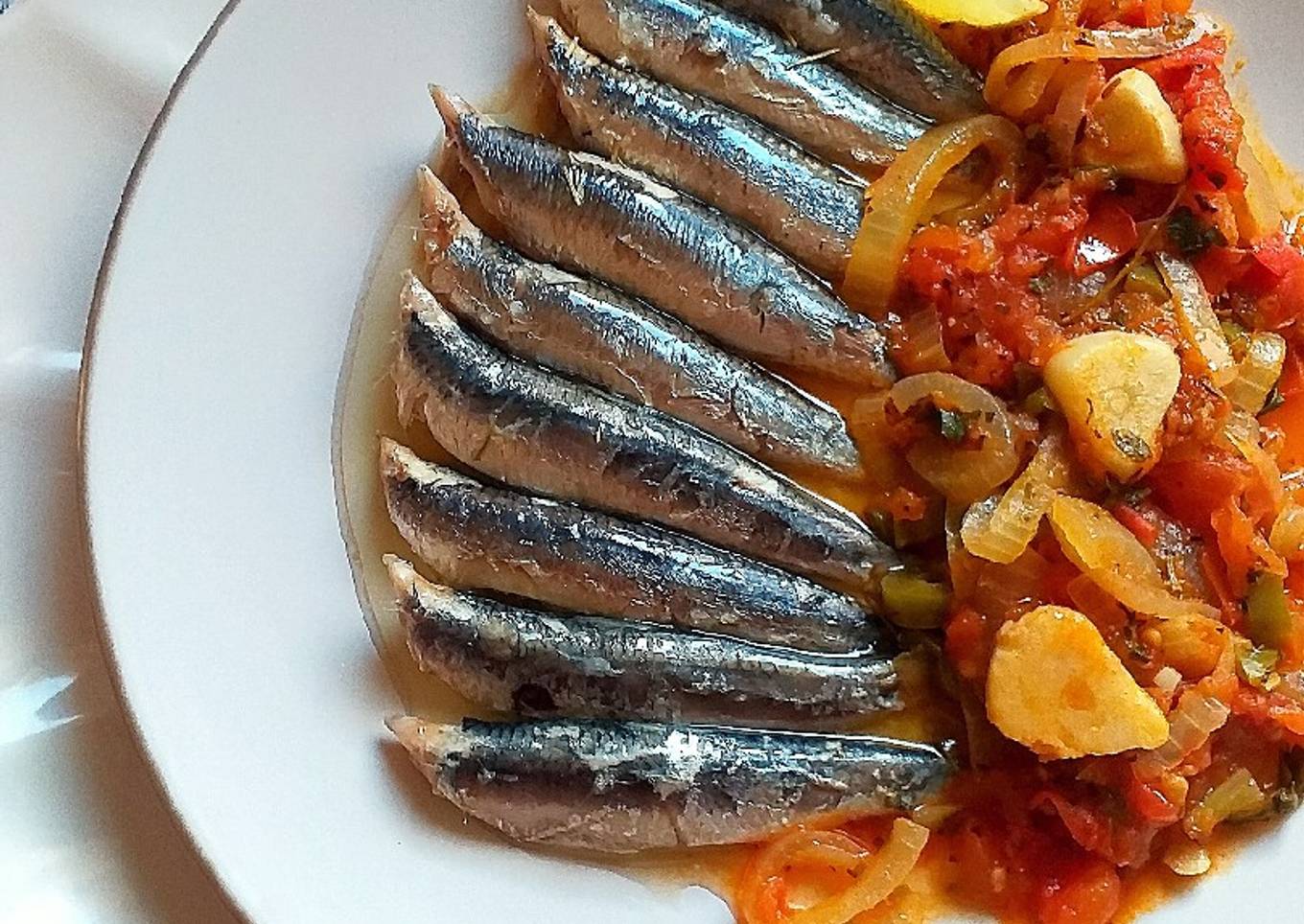 Boquerones al horno con de salsa de picadillo de tomates