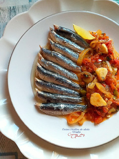 Una foto de Boquerones al horno con de salsa de picadillo de tomates