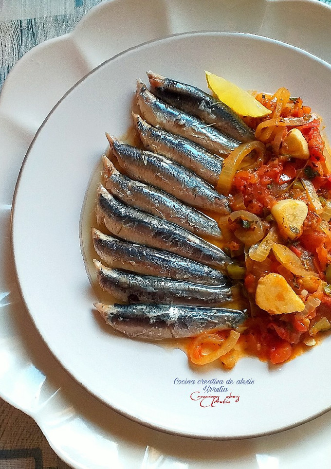 Una foto de Boquerones al horno con de salsa de picadillo de tomates