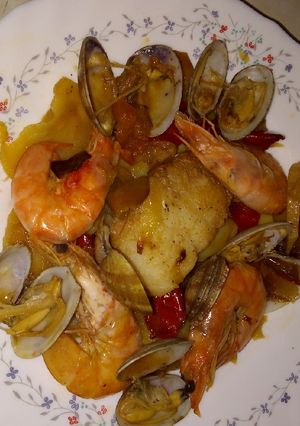 Una foto de Lomos de bacalao con almejas y langostinos