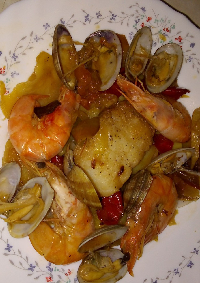 Una foto de Lomos de bacalao con almejas y langostinos
