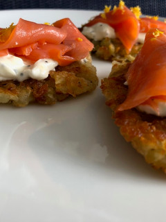Una foto de Tortitas de patatas al horno-trucha ahumada-queso crema al limón