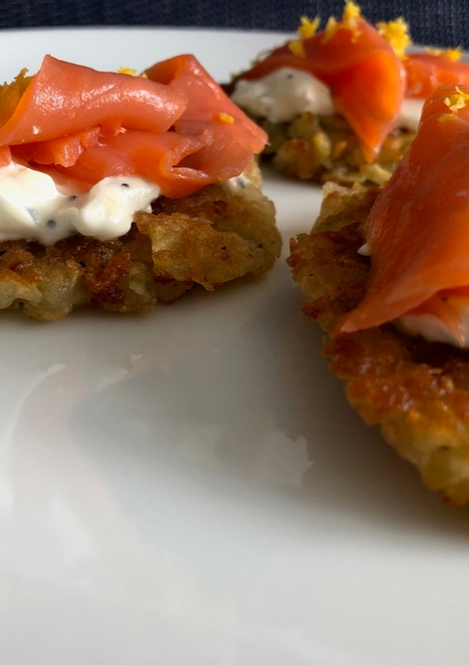 Una foto de Tortitas de patatas al horno-trucha ahumada-queso crema al limón