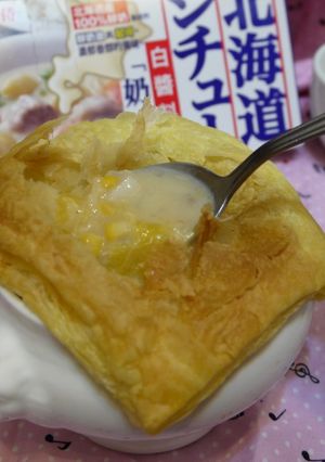 A picture of [Hokkaido White Sauce Bake] Creamy Shrimp, Mushroom, Clam, Onion, Tuna, and Corn Puff Pastry Soup.