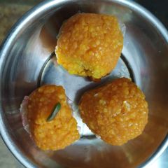 A picture of Bundi laddu.