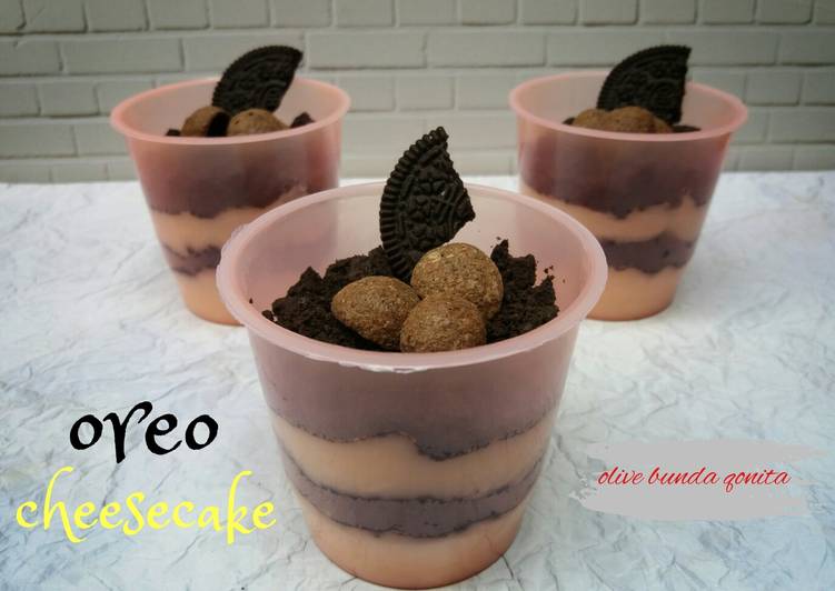 Langkah Mudah untuk Menyiapkan Oreo cheesecake simpel Anti Gagal