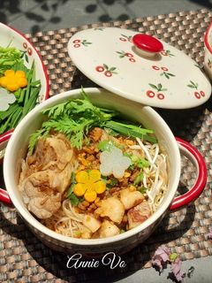 Hình của món Hủ tiếu giò heo thịt xay tóp mỡ.
