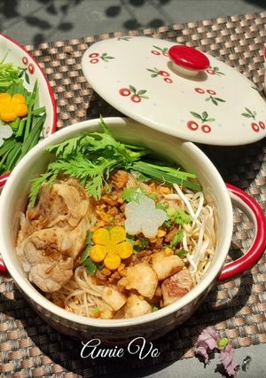 Hình của món Hủ tiếu giò heo thịt xay tóp mỡ.