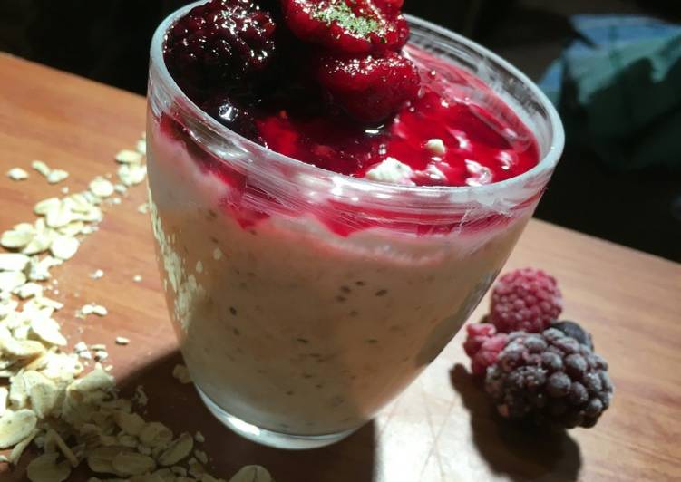 How to Prepare Award-winning Overnight oats with mix berries