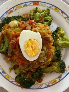 Una foto de Brócoli salteado con espaguetis de calabacín