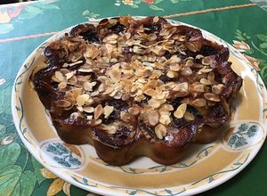 Une photo de Clafoutis aux prunes et amandes à la farine de pois chiches