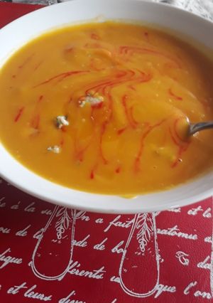 Una foto de Sopa de calabaza, cebolla y queso azul