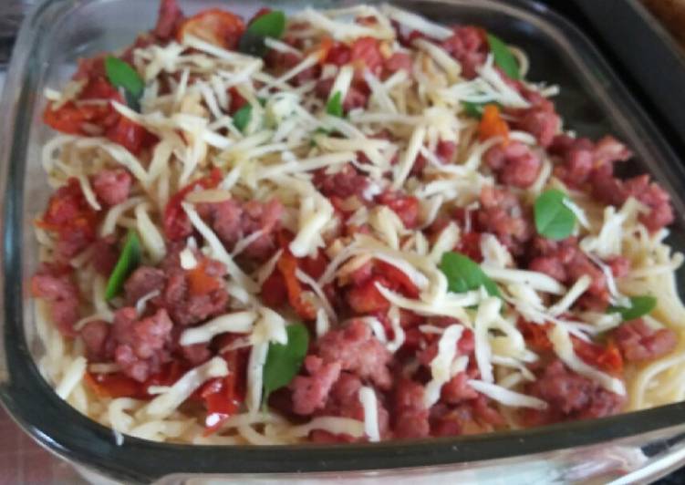 Macarrão com linguiça e tomate seco