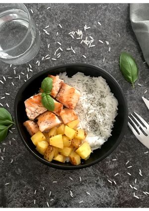 Une photo de Association sucrée-salée : Dés de saumon grillé, ananas rôti et riz basmati !