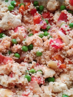 Una foto de Cuscús con verduras y pollo