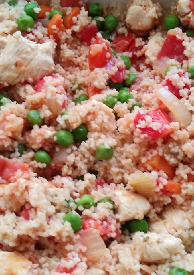 Una foto de Cuscús con verduras y pollo