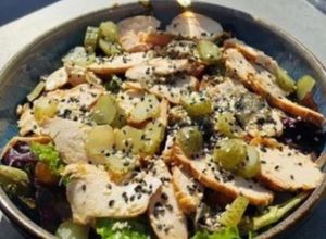 Foto de Salada de Alface com Peito de Frango, Picles e Sésamo
