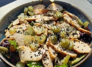 Foto de Salada de Alface com Peito de Frango, Picles e Sésamo