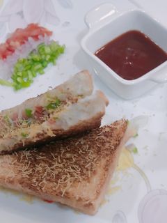 तिरंगा व्हेज सँडविच🥪 (tiranaga veg sandwich recipe in marathi) रेसिपी चे मुख्य फोटो