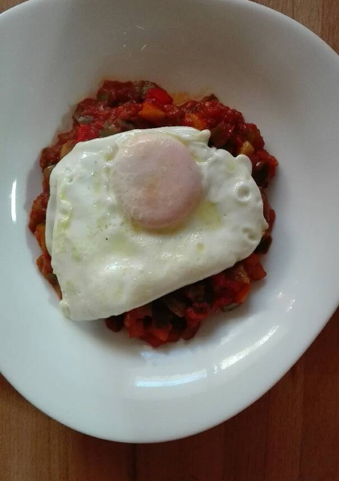 Una foto de Pisto con Huevo Frito 🍳