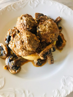 Foto de Almôndegas de carne com molho de iogurte e cogumelos