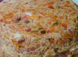 Una foto de Tortilla de tomates al horno rellena de jamón y queso