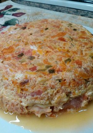 Una foto de Tortilla de tomates al horno rellena de jamón y queso