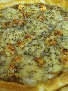 Una foto de Hojaldre con queso de cabra y cebolla caramelizada
