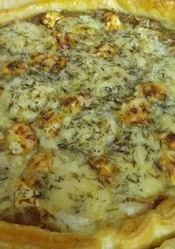 Una foto de Hojaldre con queso de cabra y cebolla caramelizada