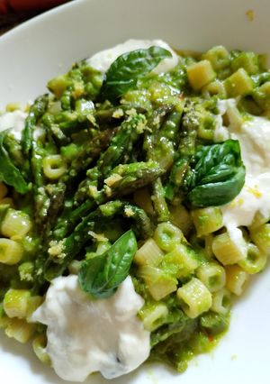 Foto di Tubetti con asparagi,  piselli e crema di parmigiano