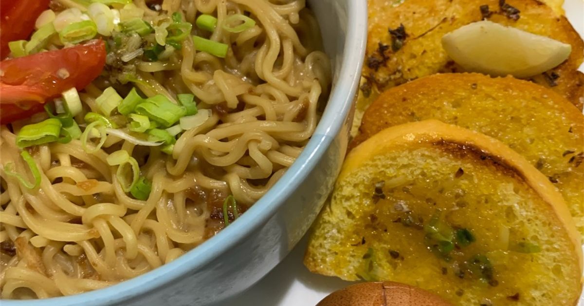 Mie Goreng w/ Garlic Bread & Telur Rebus