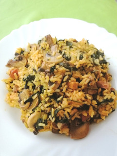 Una foto de Arroz con bacon 🥓, champiñones y espinacas